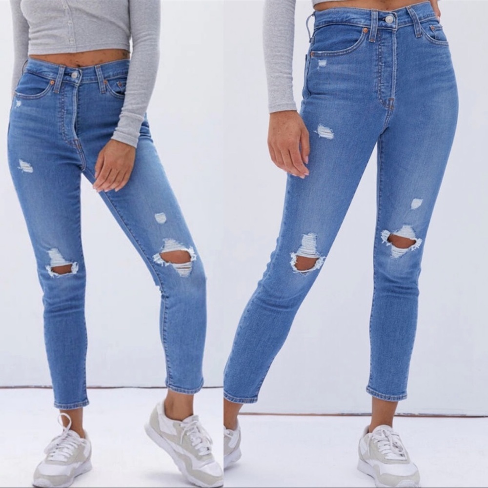 Ripped Levi’s wedgie skinny jeans